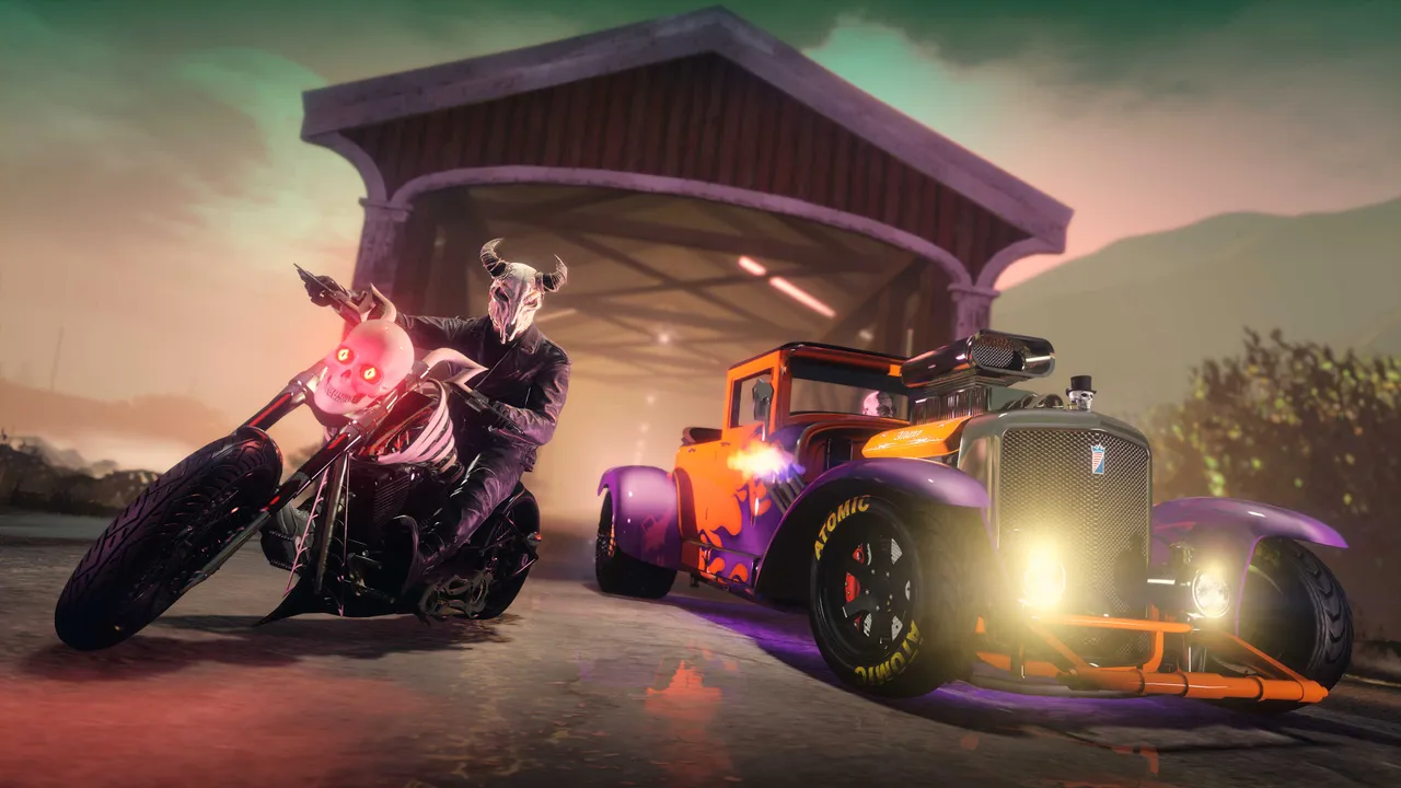 薄暮の車庫の前に、ハロウィン仕様のバイクとオレンジ・紫に塗られたホットロッドが並んでいる公式スクリーンショット。バイクに乗る人物は角の生えたマスクをかぶっている