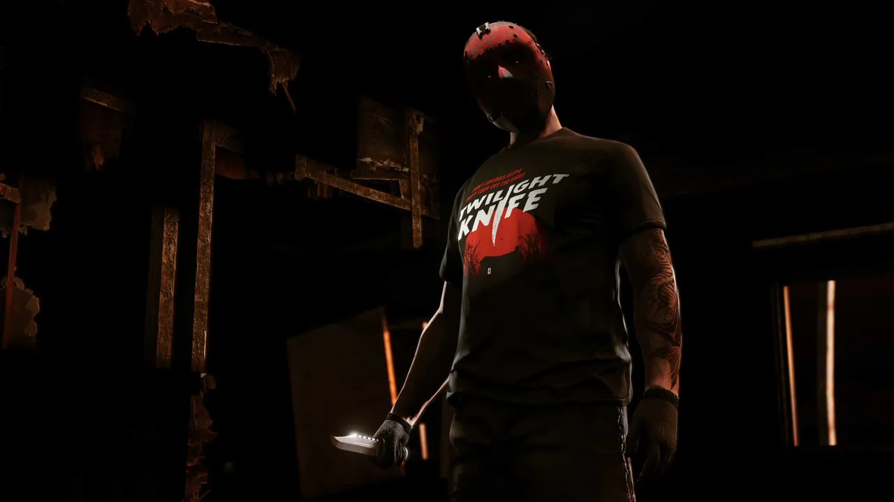暗い屋内で、赤いマスクをかぶり「TWILIGHT KNIFE」とプリントされたTシャツを着たキャラクターがナイフを持って立っている公式スクリーンショット