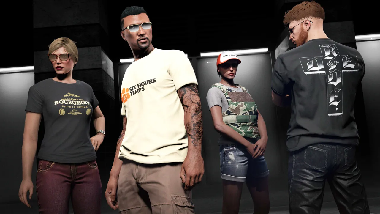 GTA Onlineの衣装の公式スクリーンショット。プリントTシャツを着た4人のキャラクターが暗い室内に並んでいる