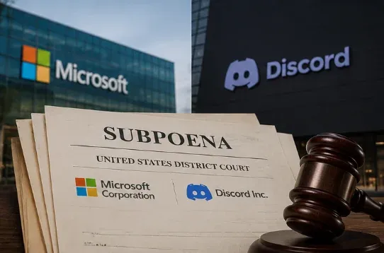 連邦地方裁判所の書式に「SUBPOENA」と大きく記された書類の束と木槌。背景にMicrosoftとDiscordの看板が並ぶイメージ