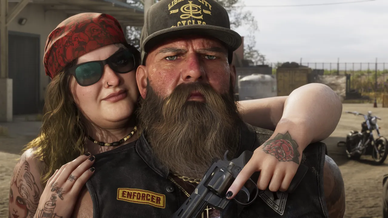 バイカーの2人組。「ENFORCER」のパッチが付いたベストを着た男性の肩越しに、女性が拳銃を手にしている