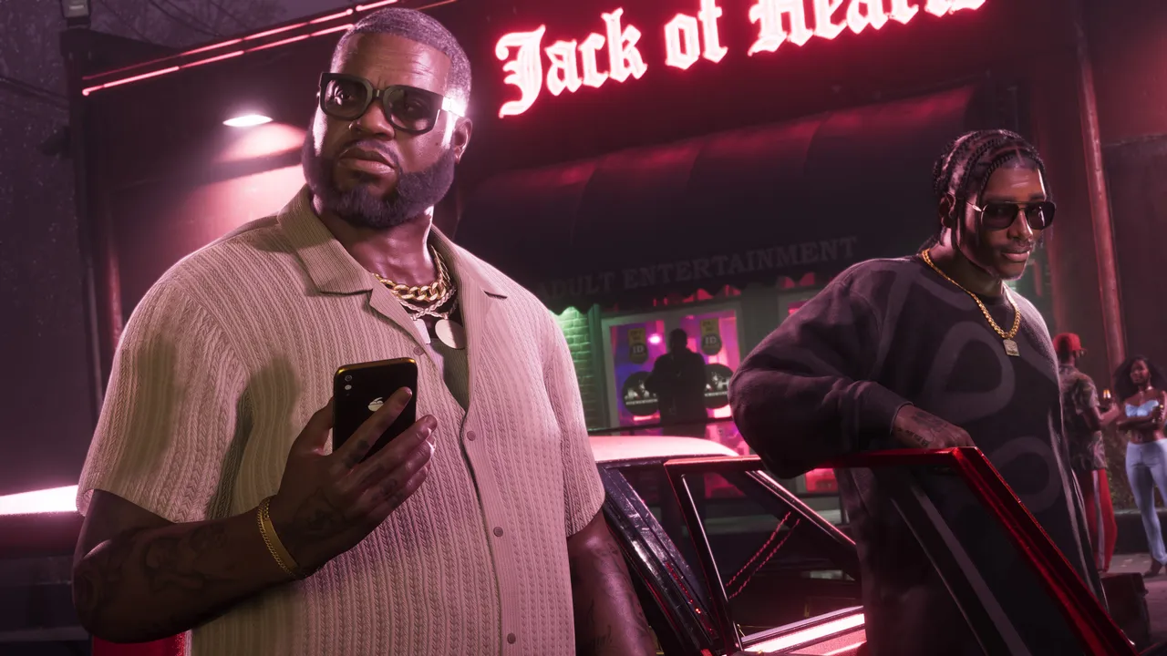 夜のクラブ「Jack of Hearts」の前で、スマホを手にした人物が立っている公式スクリーンショット。ネオンの看板と停まった車が見える