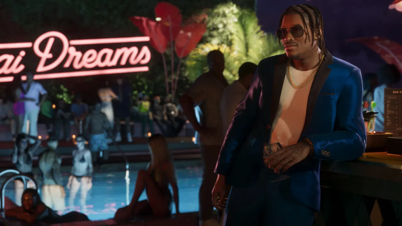 夜のプールサイドで開かれているパーティ。「Miami Dreams」のネオンサインの下に大勢の人が集まっており、手前をスーツ姿の男性が歩いている
