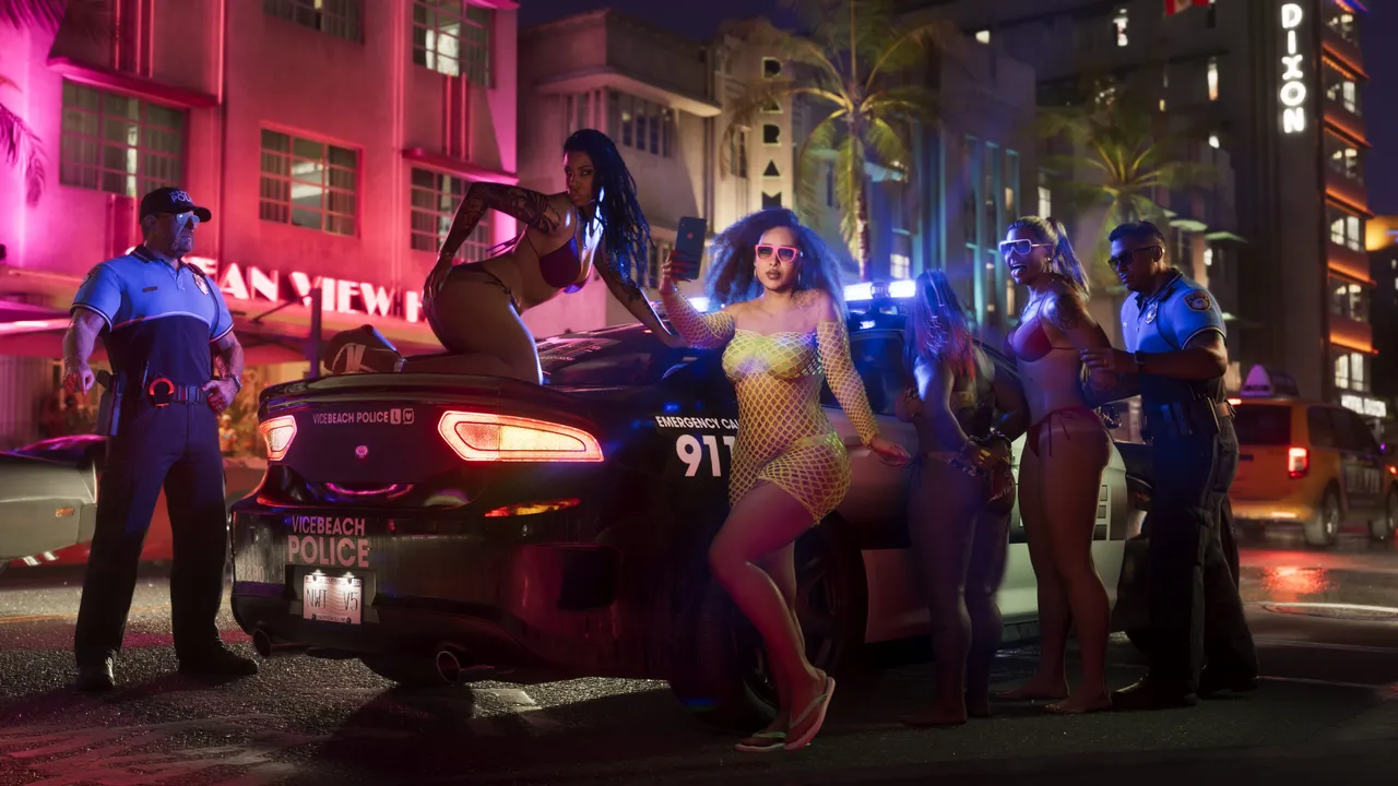 夜のネオン街で、パトカーの前に立つ警官と人々を捉えた公式スクリーンショット