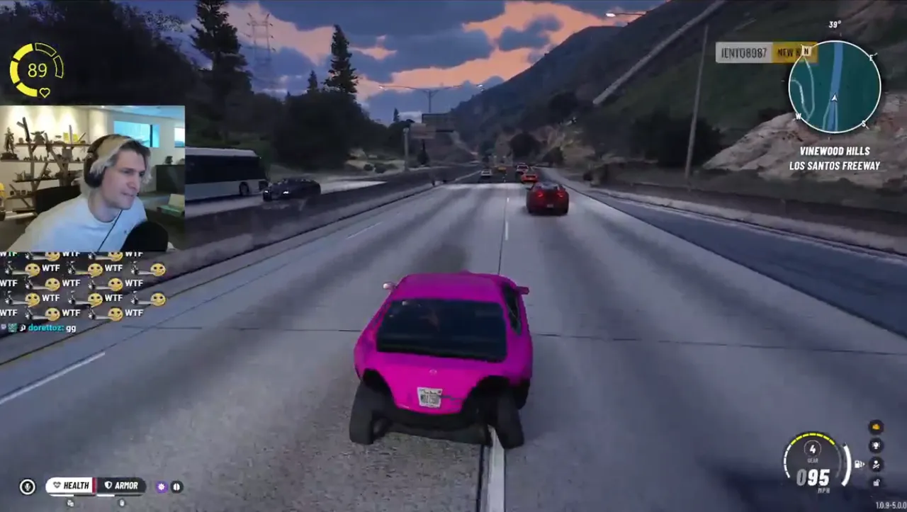高速道路をピンク色の車で走るxQcの配信画面。右上にはVINEWOOD HILLS／LOS SANTOS FREEWAYの表示があり、チャットにはWTFのエモートが並んでいる