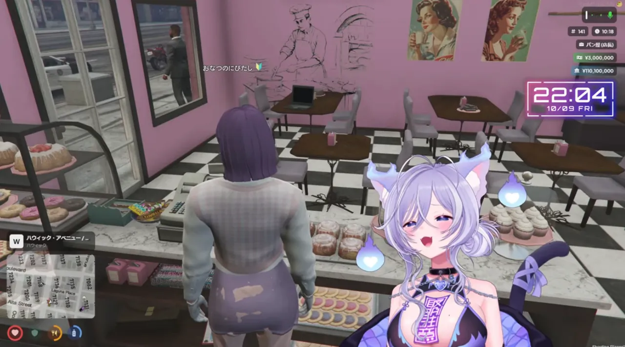ピンクの壁とチェック柄の床のパン屋。ショーケースにドーナツやシナモンロールが並び、カウンターにおなつのにびたしが立っている