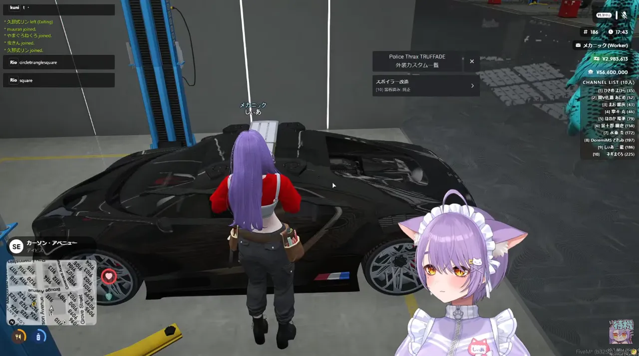 整備工場で黒い警察仕様のスポーツカーをカスタムする、「メカニック」の肩書きの二藍しいあ。画面には「Police Thrax TRUFFADE 外装カスタム一覧」のメニューが開いている
