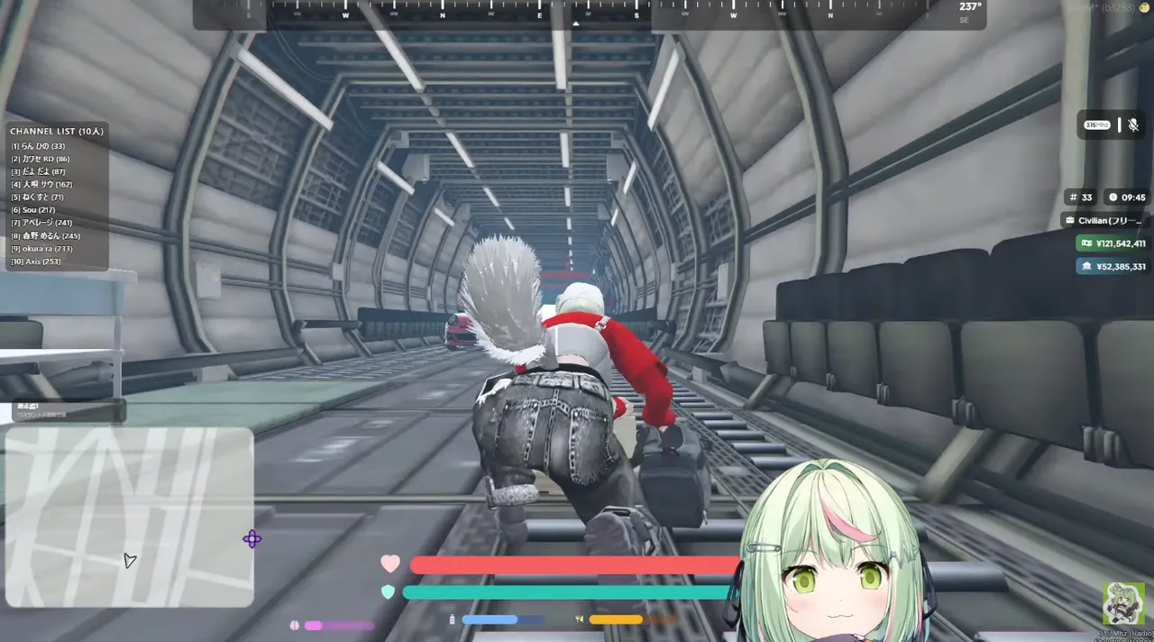 輸送機の機内のような通路を、バッグを手に駆けていく日ノ隈らん。画面左上のチャンネル一覧には、カワセ、だよだよ、天唄サウ、ねくすと、Sou、森野めるん、Axisらの名前が並んでいる