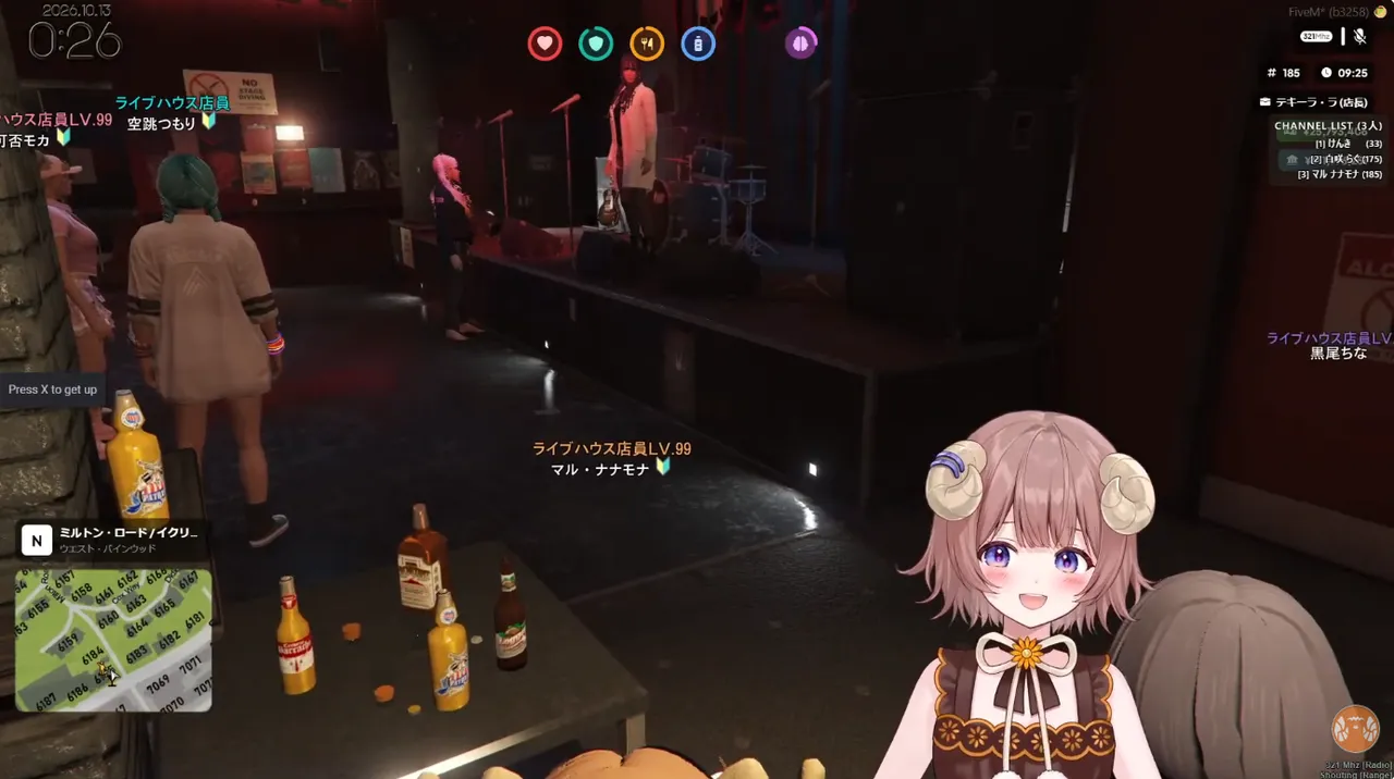 薄暗いライブハウスの店内。ステージ前に「ライブハウス店員LV.99」の肩書きを付けたマル・ナナモナ、空跳つもり、可否モカ、黒尾ちなが集まっている