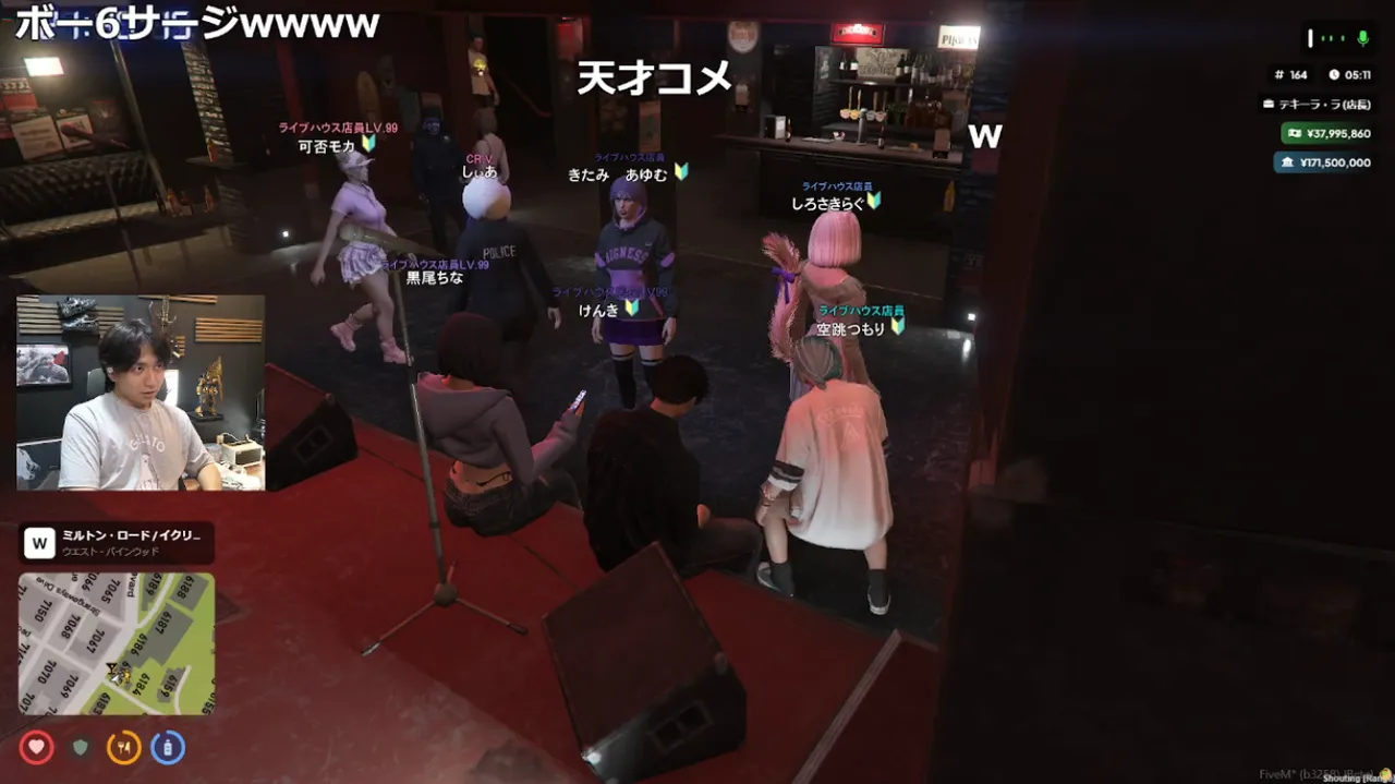 ライブハウスのステージ前に集まったTEQUILALAのメンバー。「ライブハウス店長LV99」のけんきを中心に、黒尾ちな、可否モカ、空跳つもり、しろさきらぐ、きたみあゆむらが並び、警察の「CR.V」しぃあの姿もある。けんきの配信画面