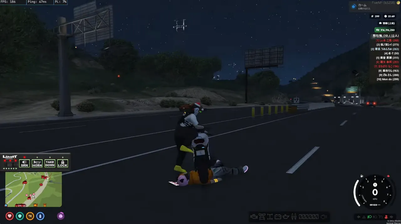 夜の道路で、倒れた人物のそばにバイクを止める警察官。画面右上のチャンネル名は「飛行場」で、一覧にMon doの名前がある。Mondoの配信画面