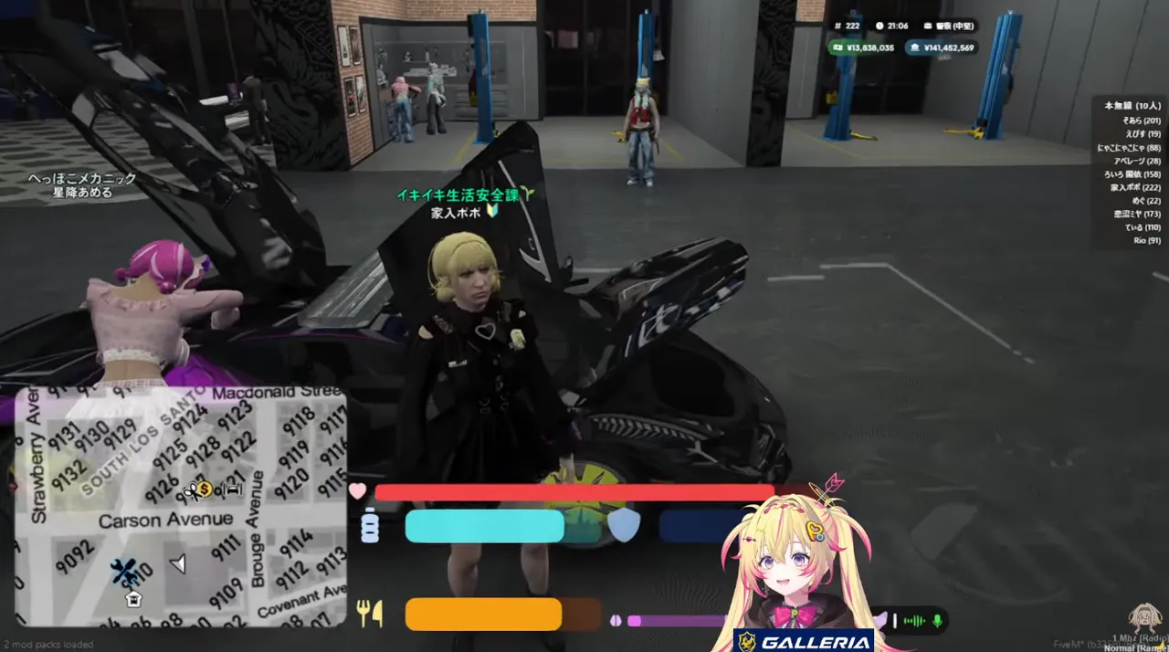 警察視点の画面（ゲーム内21時台）。リフトが並ぶ整備工場の室内で、「へっぽこメカニック 星降あめる」「イキイキ生活安全課 家入ポポ」のネームタグが付いた人物が黒い車のそばに立っている。右上には「警察（中堅）」の職業表示と、家入ポポ・恋沼ミヤらが並ぶ「本無線（10人）」のリストが出ている