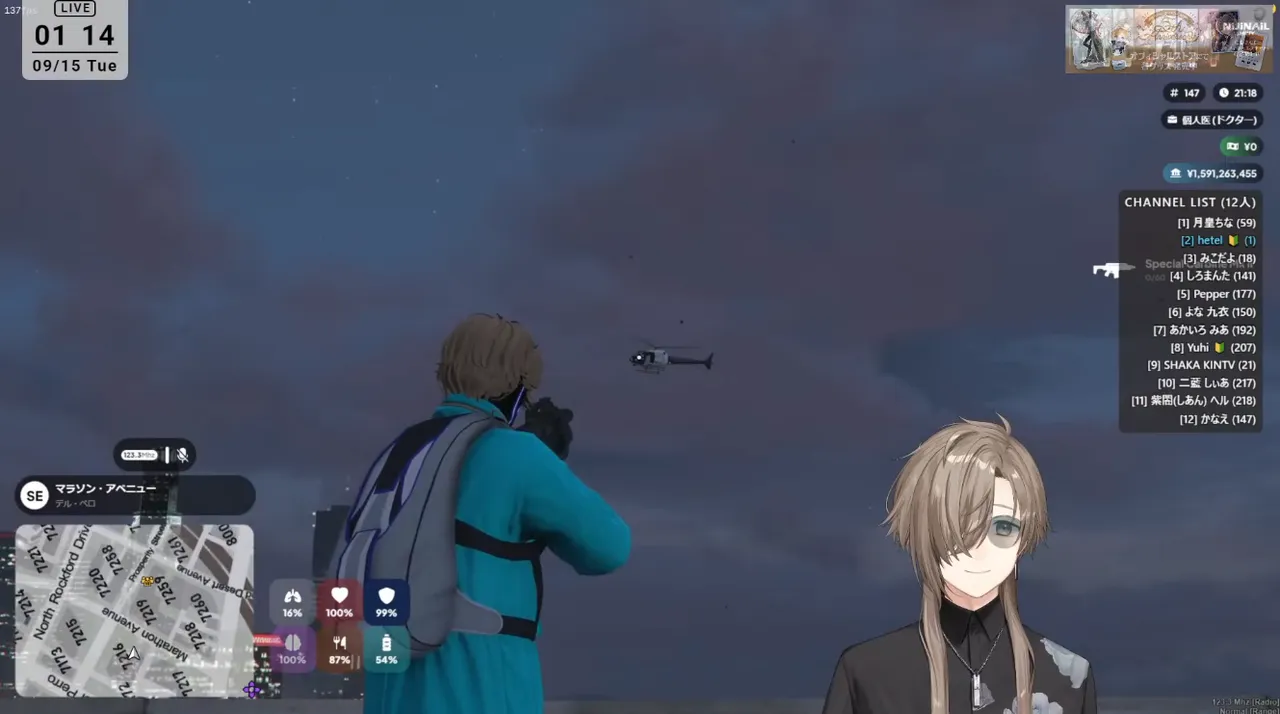 叶視点の画面（ゲーム内21時台）。夜のビルの屋上で、ティール色の服の人物が銃を構え、上空にはヘリが飛んでいる。右上のチャンネルリスト（12人）には月皇ちな・しろまんた・紫闇ヘル・かなえらの名前が並ぶ
