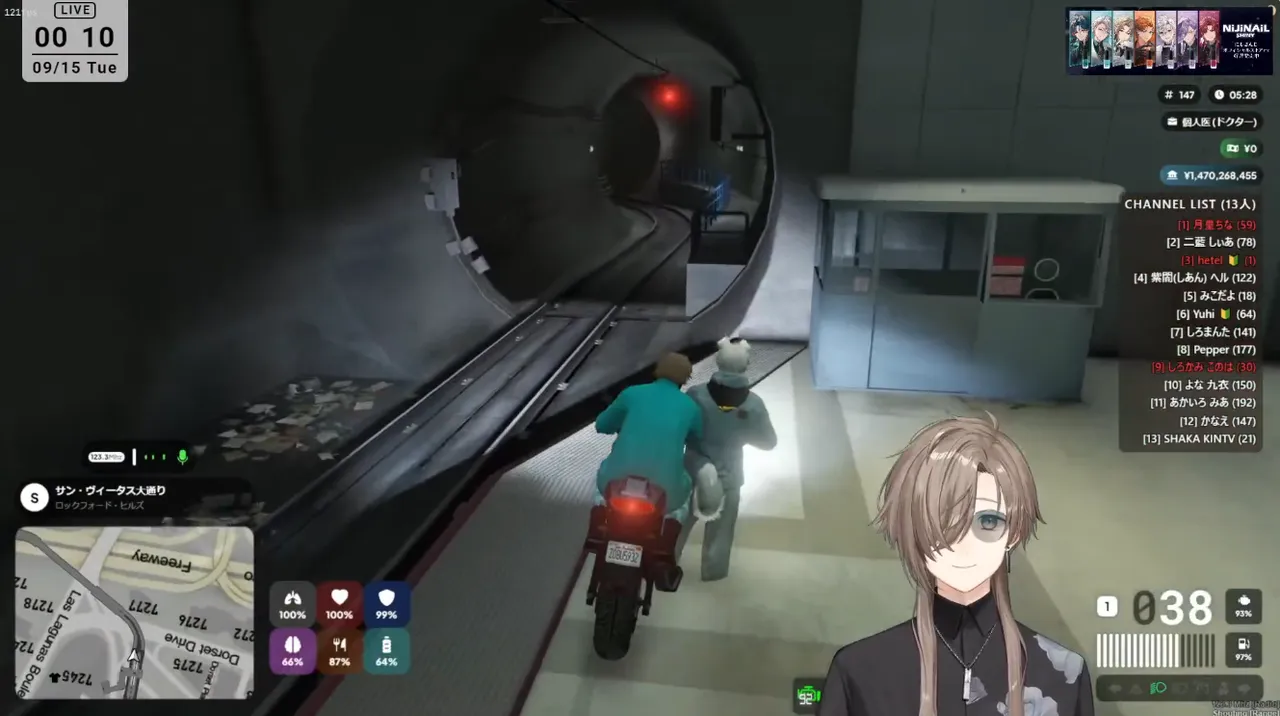 叶視点の画面（ゲーム内5時台）。地下鉄のトンネル脇の通路を、バイクに2人乗りして進んでいる。右上のチャンネルリスト（13人）には月皇ちな・紫闇ヘル・しろまんた・かなえらの名前が並ぶ