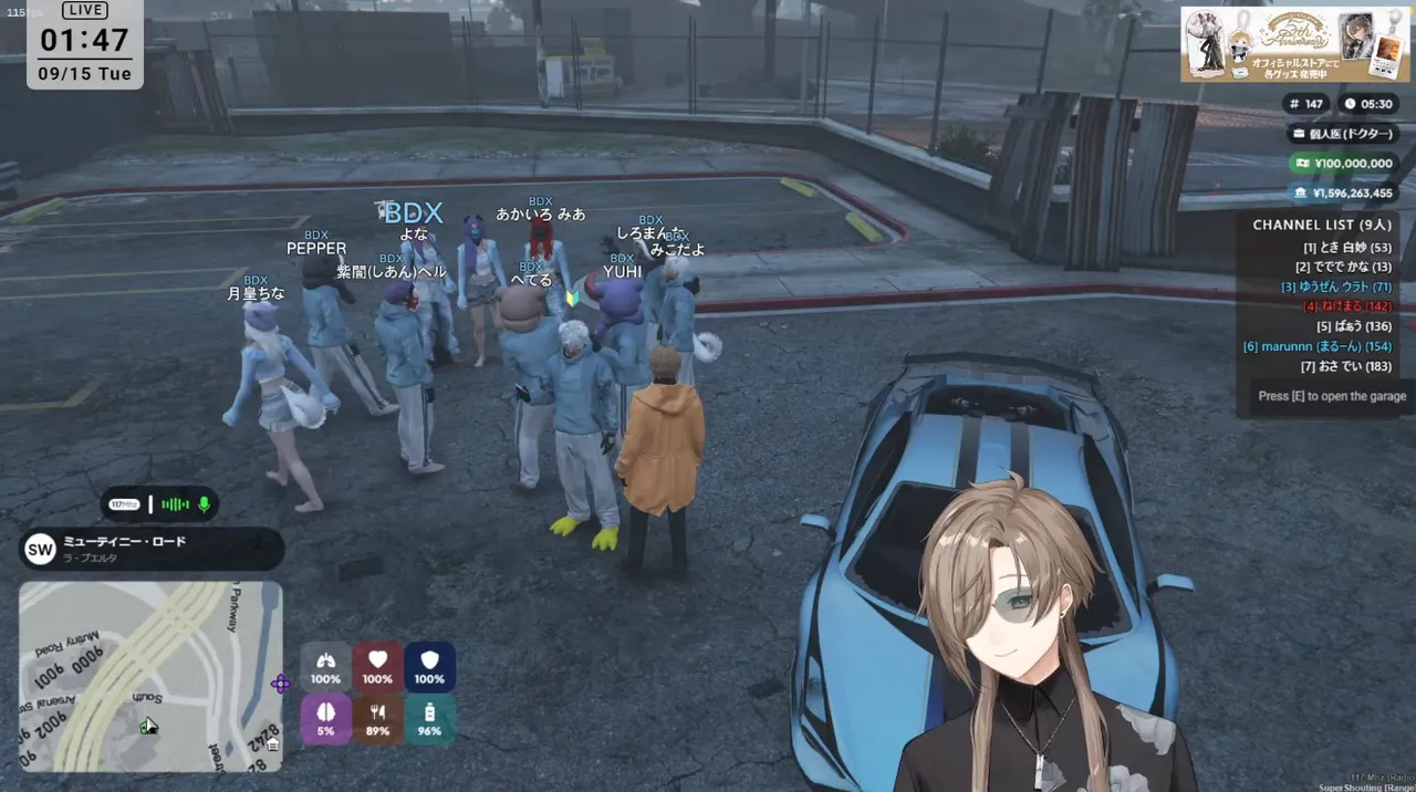 叶視点の画面（ゲーム内5時台）。夜明け前の駐車場に、水色の揃いの服を着て「BDX」のタグが付いた月皇ちな・紫闇ヘル・しろまんた・よな・みこだよ・PEPPER・YUHI・あかいろ みあ・へてるらが集まり、その輪にオレンジのコートの人物が加わっている