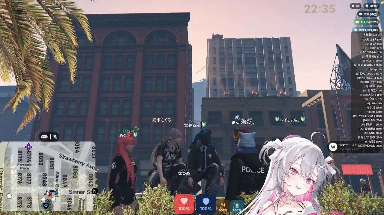 終末むくろ視点の画面（ゲーム内18時台）。ビル街の植え込みの前に、終末むくろ・雪芽るみ・めぐ・なつめ・まんじ号りん。・レイちゃん。のネームタグが付いた警察官が集まっている。右上には「警察（中堅）」の職業表示と、26人が入った「本無線」のチャンネルリストが出ている
