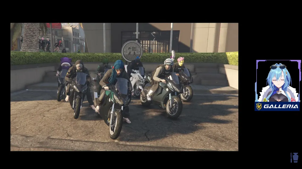配信画面に表示された1枚の写真。警察署前の広場に、警察のバイク部隊が7台ほど横一列に並んでカメラへ向かっている