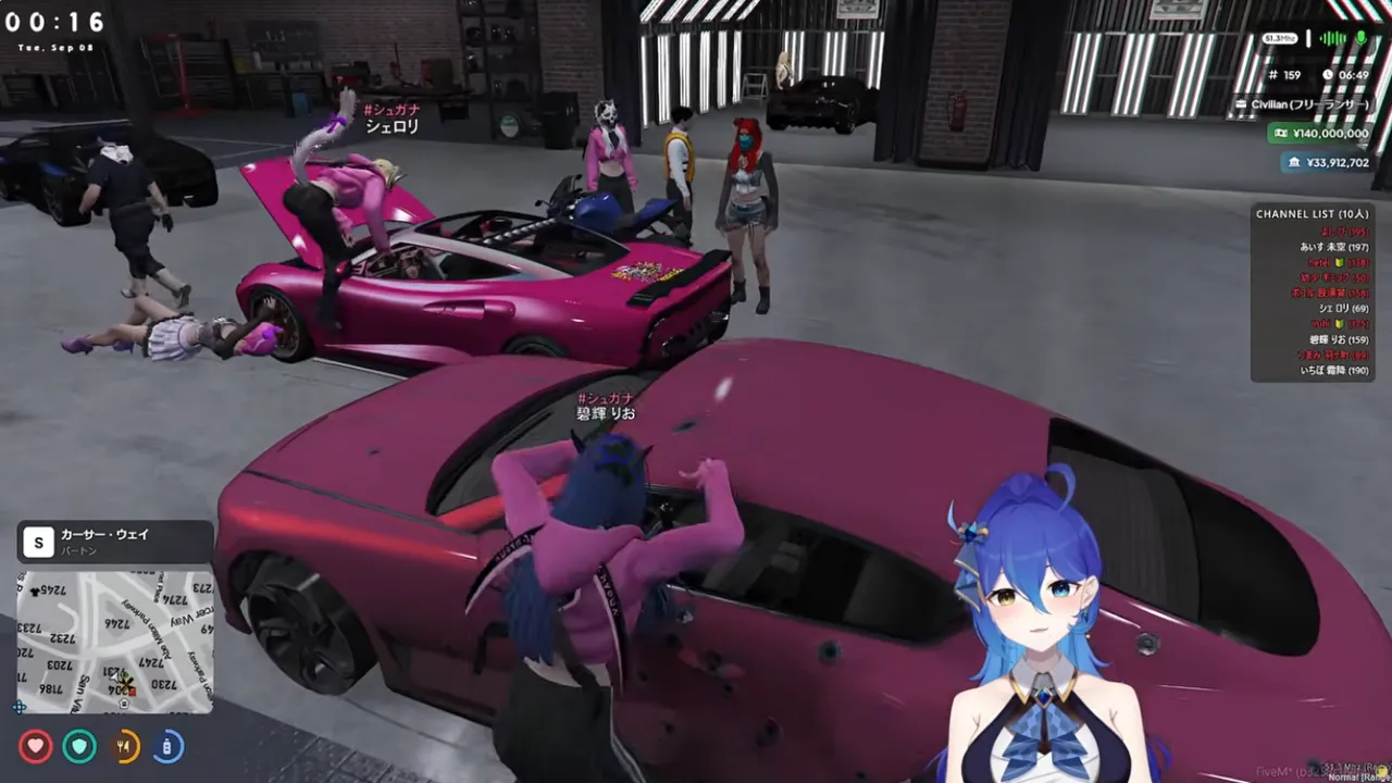 ガレージに集まる「#シュガナ」のメンバー。ピンクのスーパーカーのボンネットに座るシェロリと、手前の車の脇に立つ碧輝りおのネームタグが見える