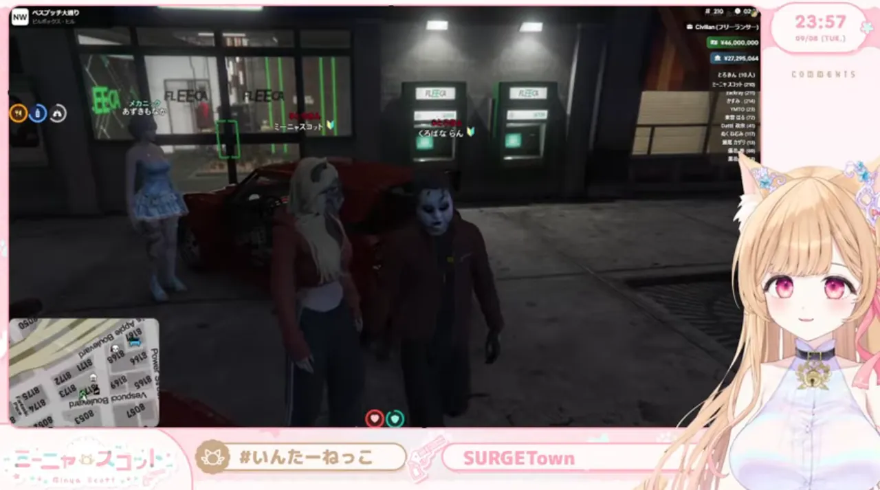 深夜のフリーカ銀行前。マスクを付けた「ミーニャ・スコット」と「くろばな らん」が赤い車のそばに立っている