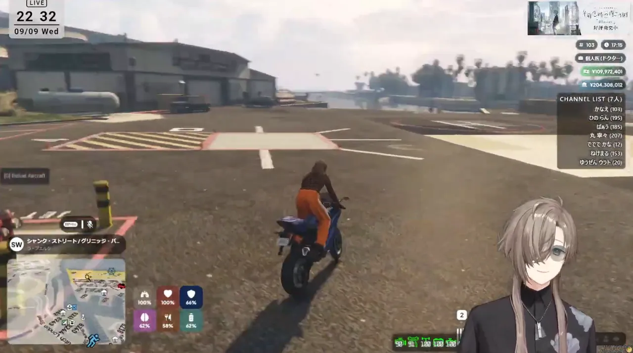 空港の敷地をバイクで走るキャラクター。右上には「個人医（ドクター）」の職業表示と、かなえ・ひのらんらが並ぶチャンネルリストがある