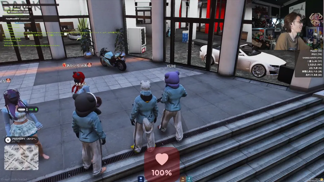 SHAKA視点の画面（ゲーム内19時台）。「BANK」の文字が見える建物の前の階段に、水色の揃いの服を着たしろまんた・YUHI・あかいろ みあ・よならが集まっている。右上のチャンネルリストにはかなえ・紫闇ヘル・二藍しぃあ・Pepper・SHAKA KINTVの名前が並ぶ