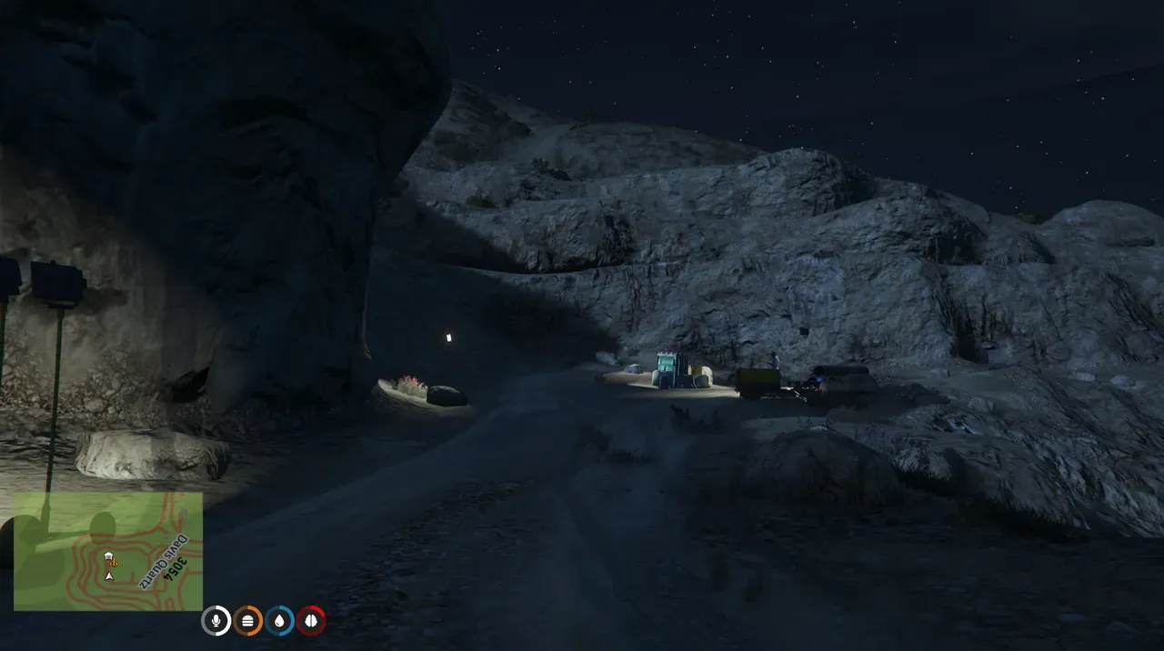 夜の採石場（Davis Quartz、3054番地付近）。岩壁沿いに重機が停まっている